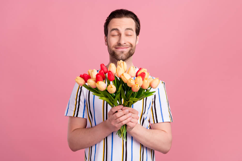 Do men like flowers? Is it okay to gift flowers to Men?