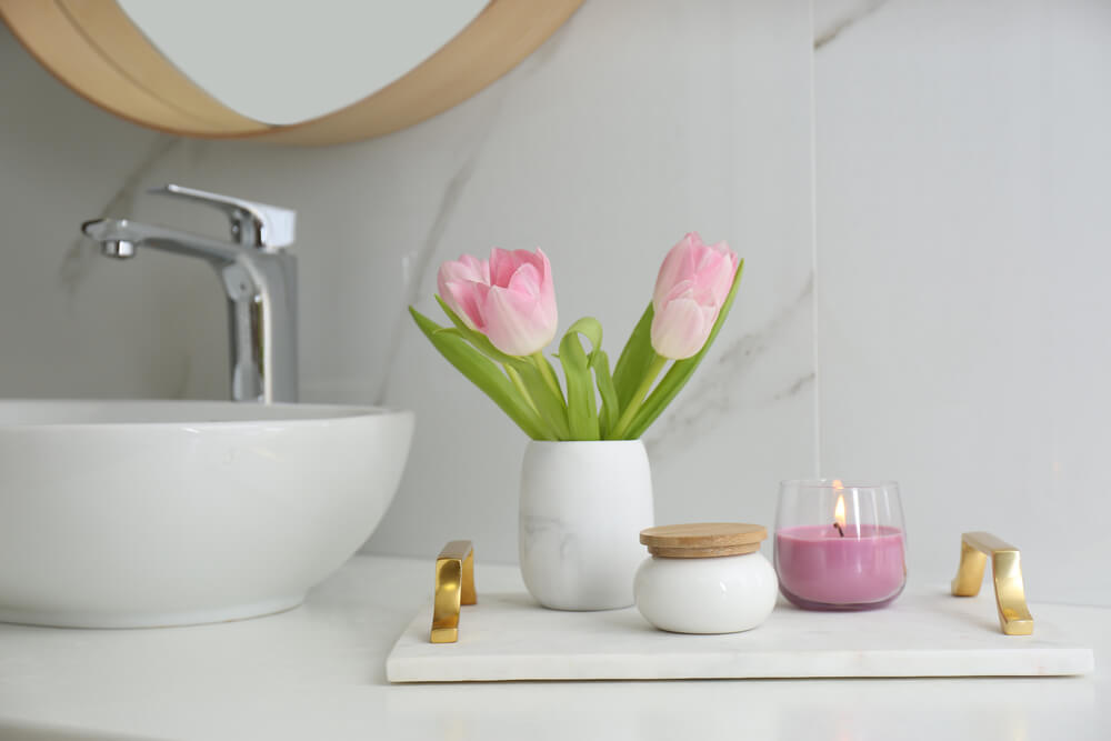 bathroom-bud-vase-flower-decor